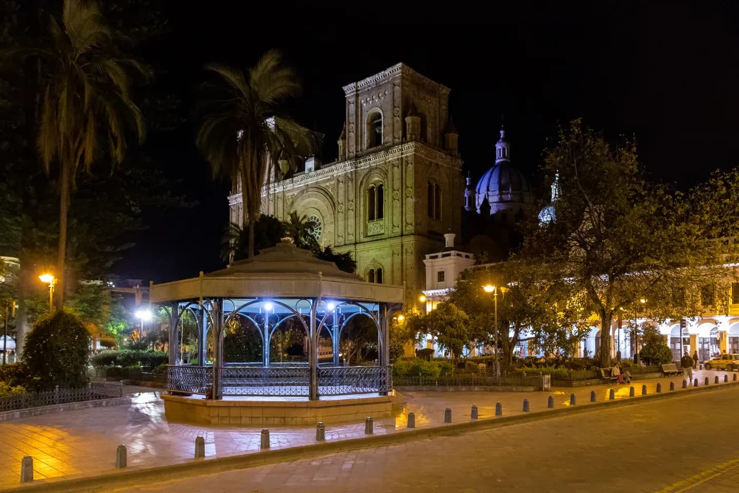 The bandstand in Parque Calderón at night, with the New Cathedral of Cuenca behind, Ecuador