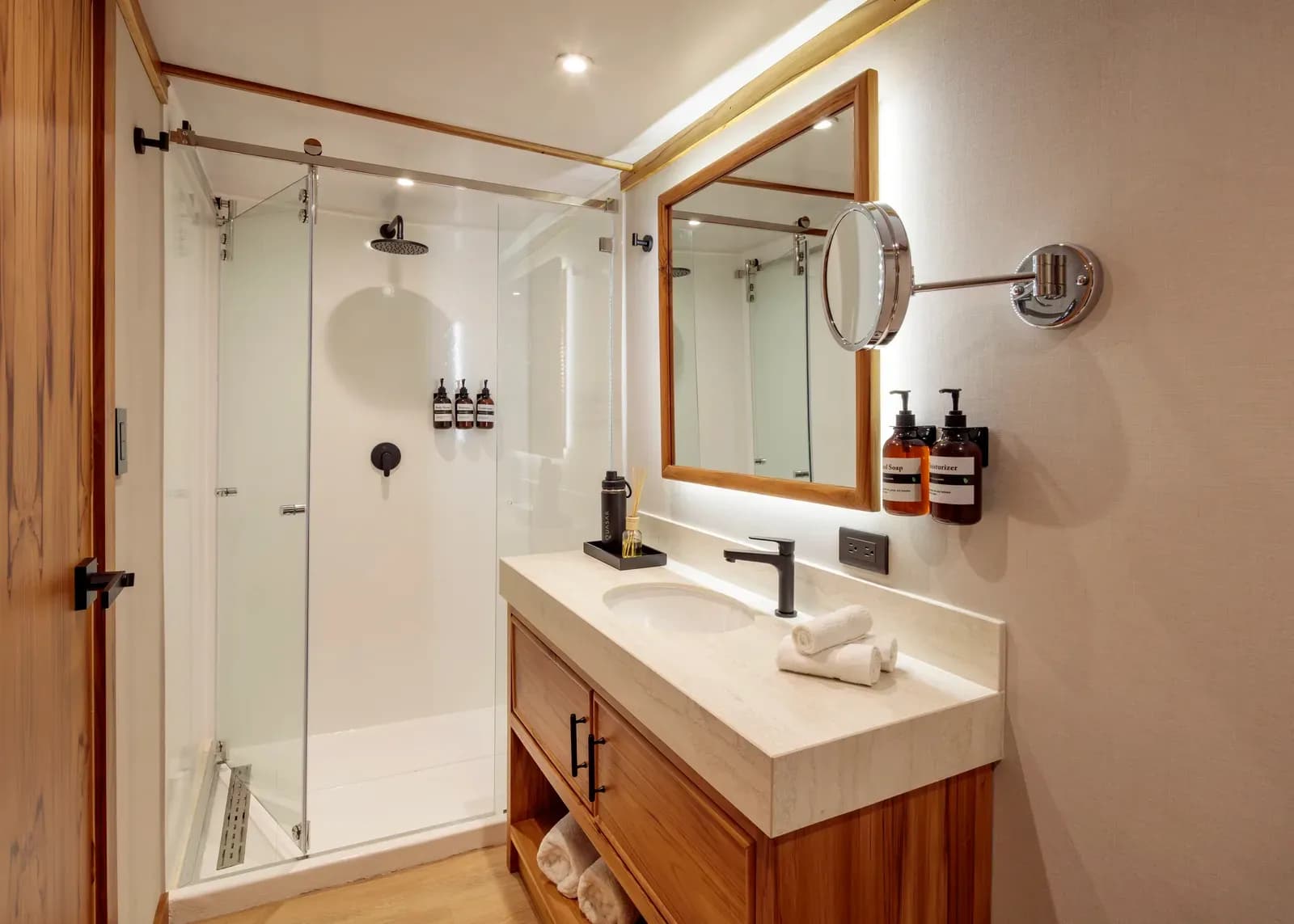 Ensuite bathroom aboard Evolution, Galápagos