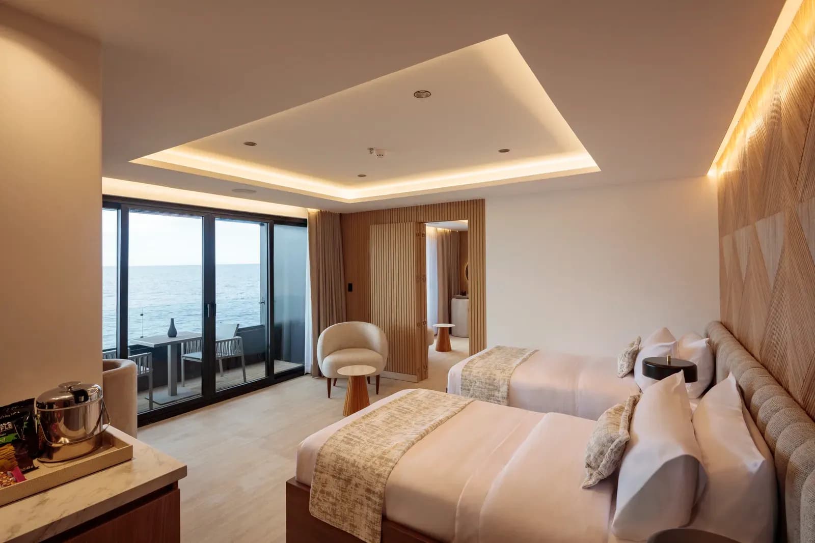 A twin-configuration suite aboard Hermes, Galápagos