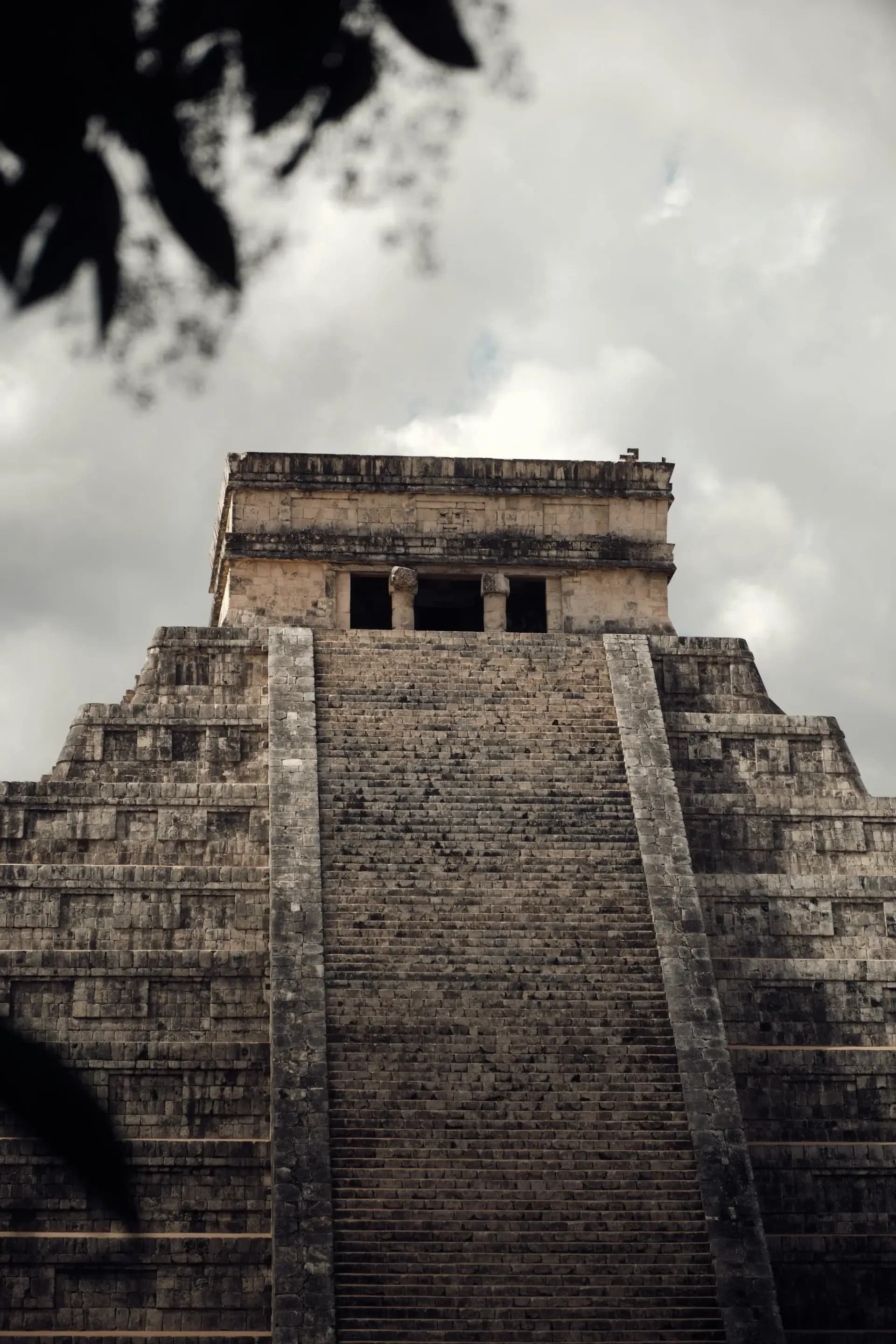 Chichén Itzá pyramid rising above the Yucatán plain, Mexico