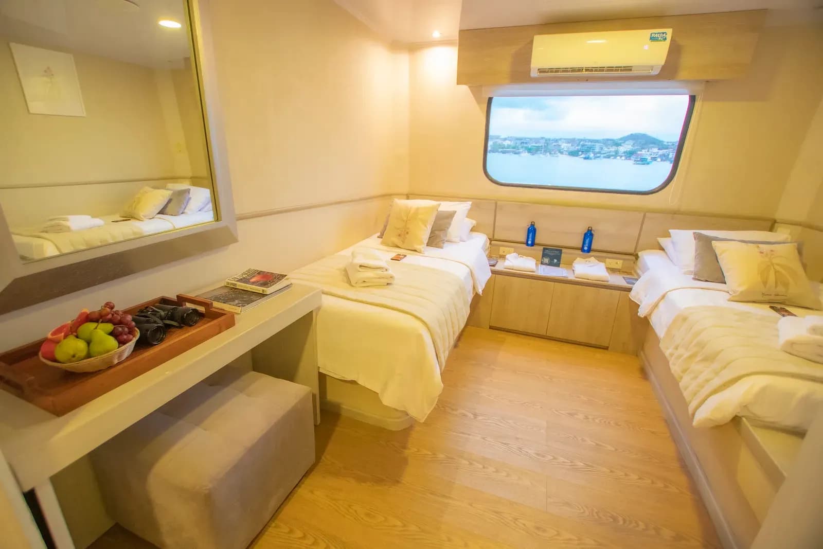 Twin Ocean View cabin with two beds aboard Seaman Journey, Galápagos