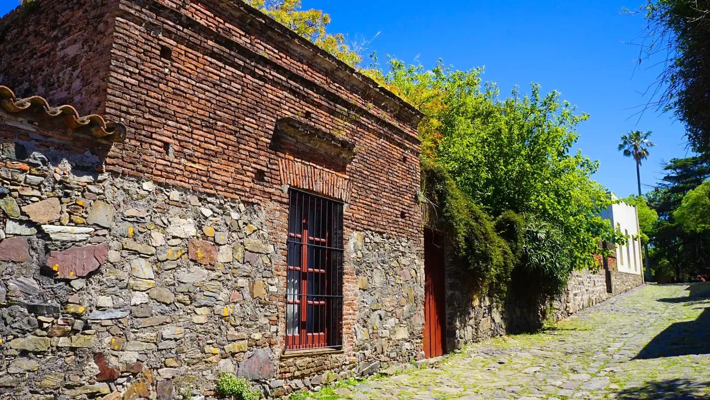 A cobbled lane and an old brick and stone house in the historic quarter of Colonia del Sacramento, Uruguay