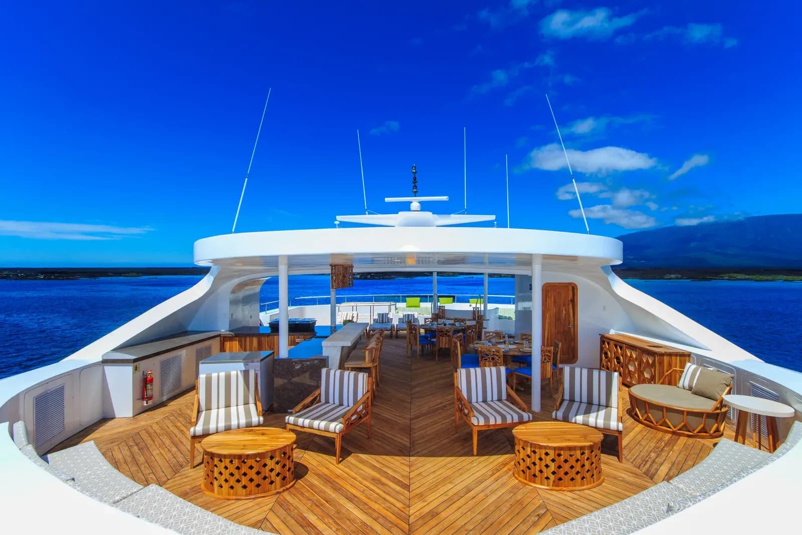 The sky deck of the Elite catamaran, with its jacuzzi and outdoor bar, Galápagos